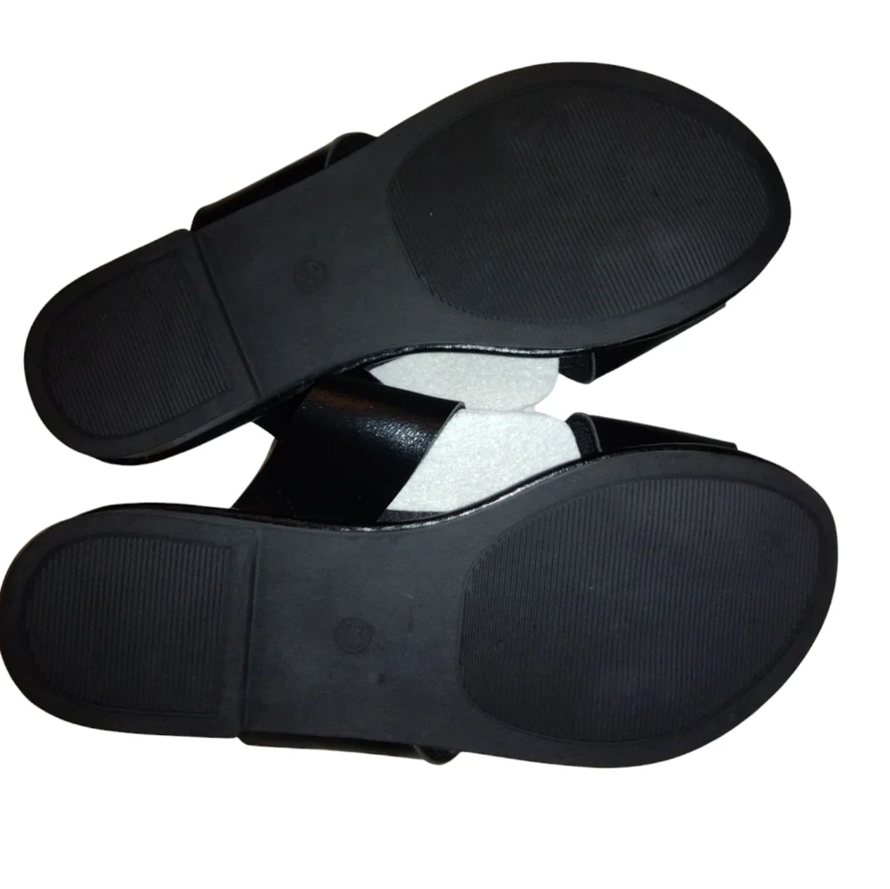 NIB Stylish Black and White Women's Flat Slip-on Sandals Size 38 US 8 - Picture 2 of 4